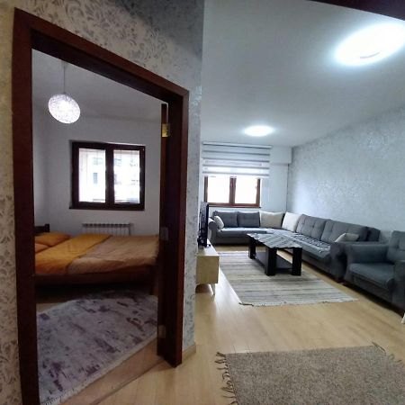 Two Rooms And Kitchen, Bathroom With Balcony Apartment Skopje Esterno foto