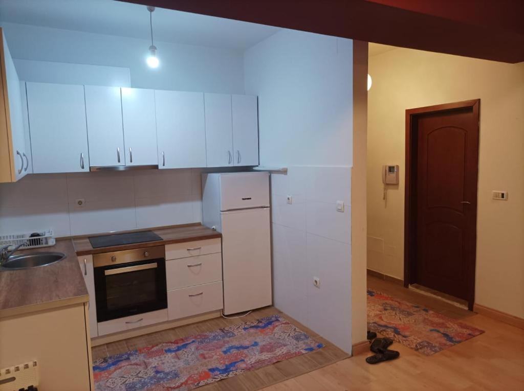 Two Rooms And Kitchen, Bathroom With Balcony Apartment Skopje Esterno foto