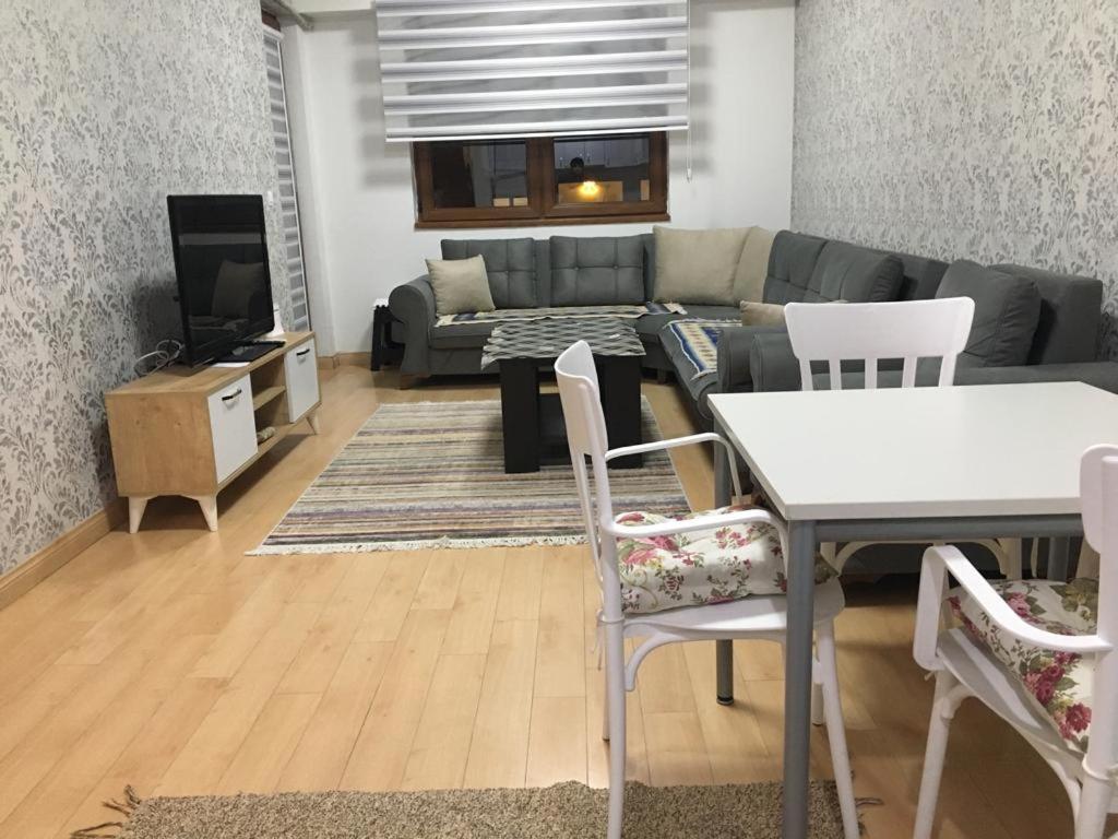 Two Rooms And Kitchen, Bathroom With Balcony Apartment Skopje Esterno foto
