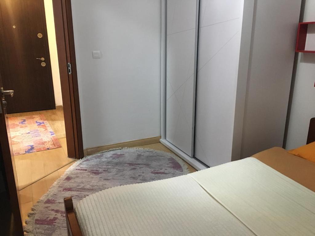 Two Rooms And Kitchen, Bathroom With Balcony Apartment Skopje Esterno foto
