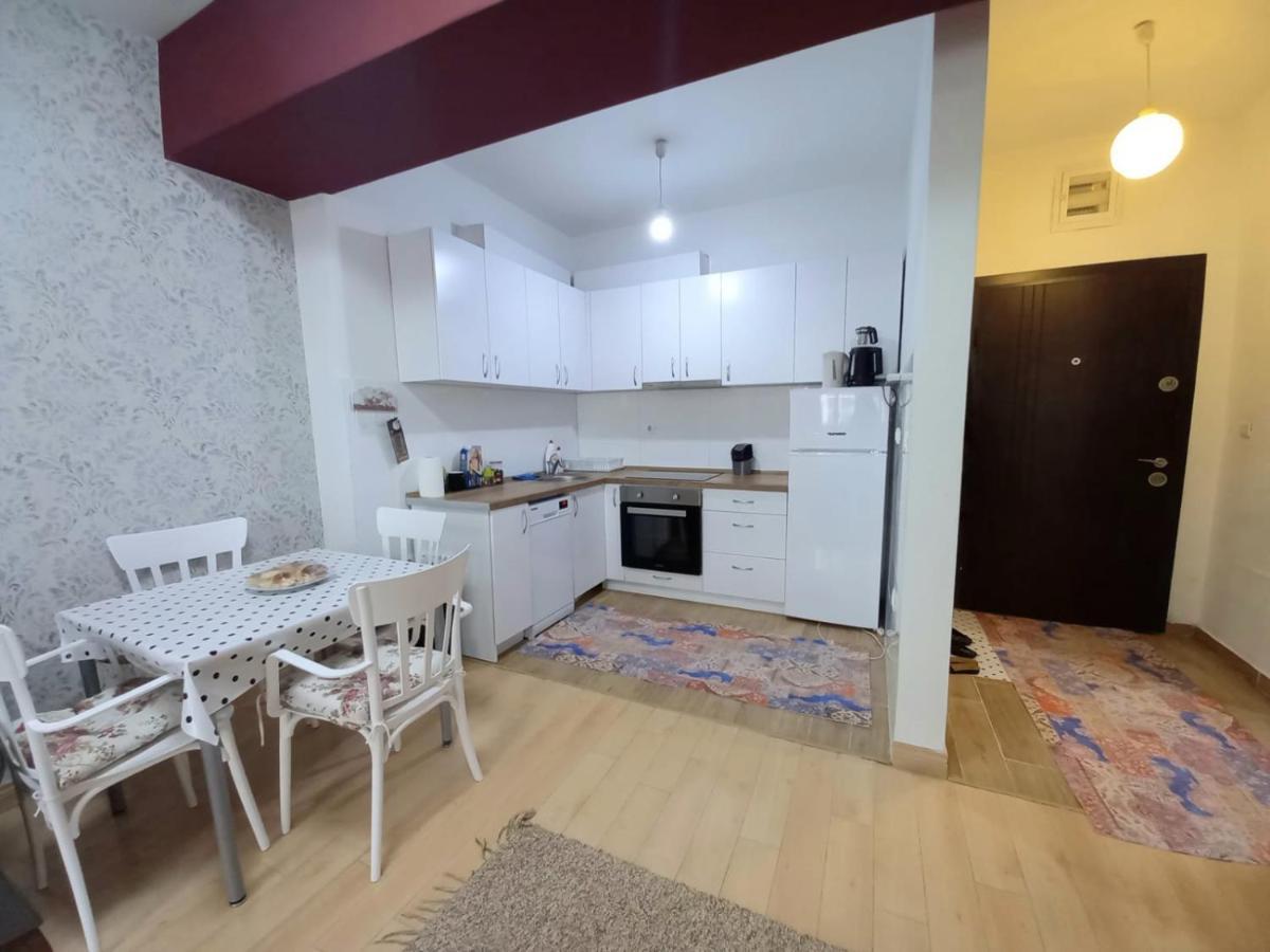 Two Rooms And Kitchen, Bathroom With Balcony Apartment Skopje Esterno foto