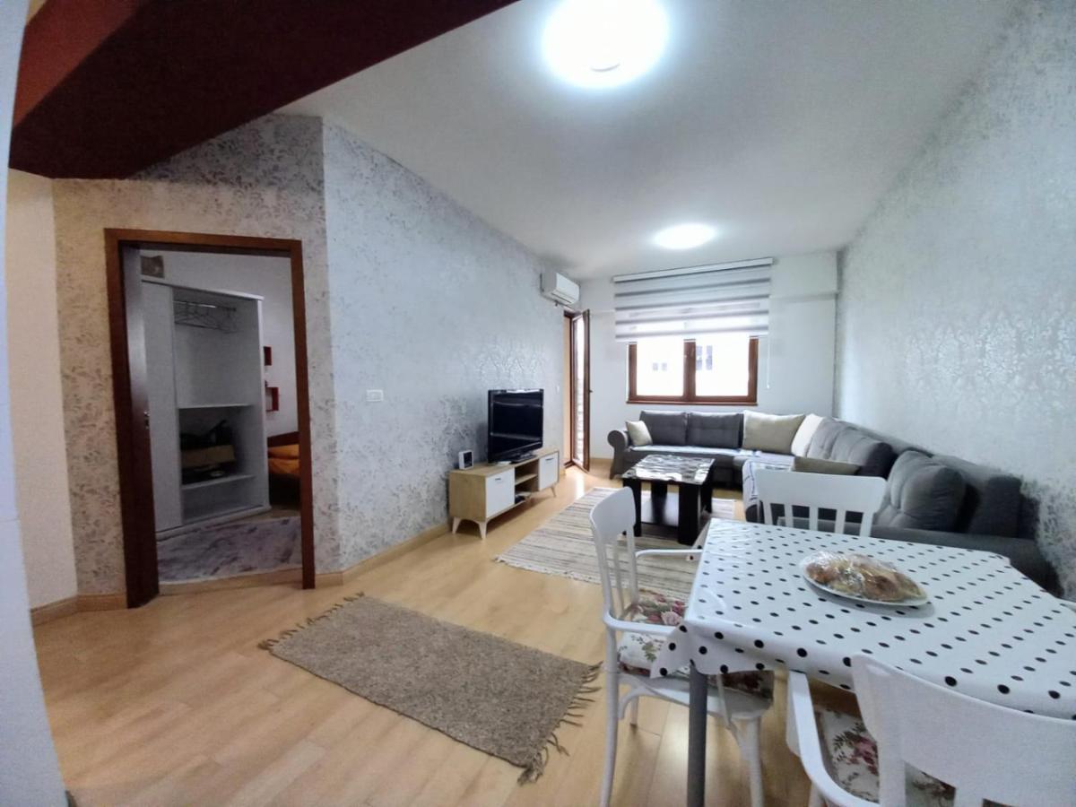 Two Rooms And Kitchen, Bathroom With Balcony Apartment Skopje Esterno foto